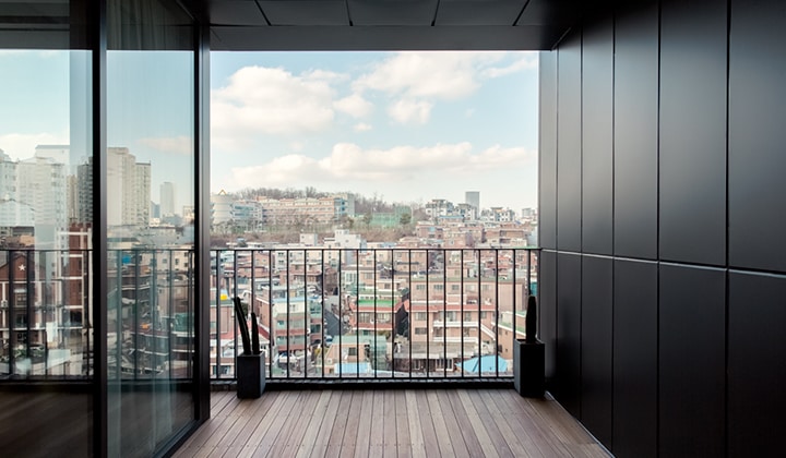 호텔에서 보이는 상도동의 풍경과 깔끔한 9층 프런트 모습 ©핸드픽트 호텔 서울