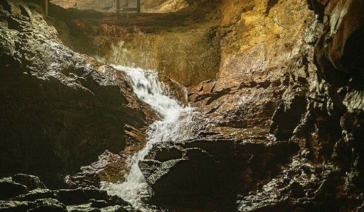 삼척에는 80개가 넘는 동굴이 있는데, 환선굴은 동양에서 가장 큰 석회암 동굴이다