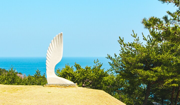 조각공원에는 바다를 배경으로 아름다운 조각품들이 전시돼있다